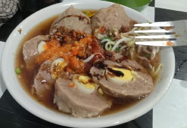 Bakso Ngalam: Kenikmatan yang Menggigit Jiwa di Jantung Cilacap